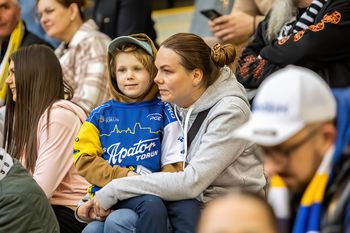 Żużlowa pasja pokoleń: Dlaczego czarny sport bije w sercach toruńskich rodzin?