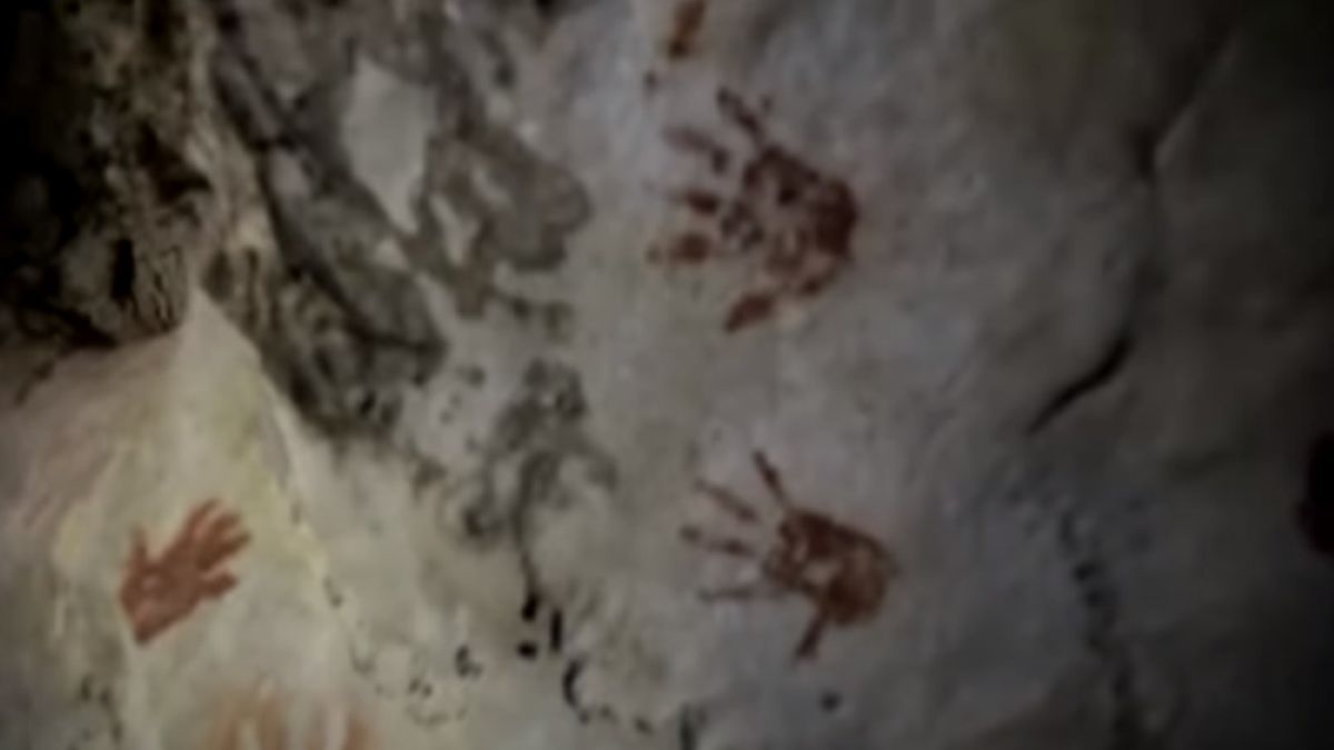 Na ścianie jaskini widnieją odciski dłoni. Najprawdopodobniej mają ponad 1200 lat