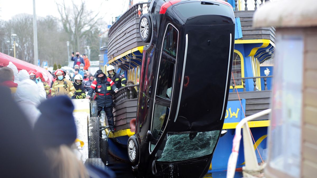 Dziwnów. Zatopione auto po wyciągnięciu z wody