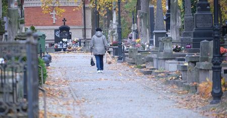 Czy Wszystkich Świętych jest dniem wolnym od pracy? W jaki dzień wypada w 2023 roku? Wyjaśniamy