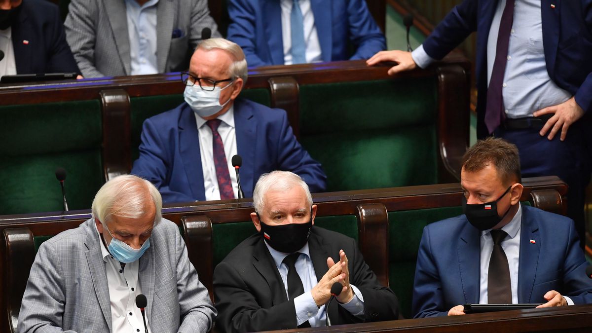 Warszawa, 23.07.2021. Wicepremier, prezes Prawa i Sprawiedliwości Jarosław Kaczyński (C), wicemarszałek Sejmu Ryszard Terlecki (L) i minister obrony narodowej Mariusz Błaszczak (P) na sali obrad Sejmu w Warszawie, 23 bm. Podczas trzeciego dnia posiedzenia odbędzie się m.in. ślubowanie Rzecznika Praw Obywatelskich. (sko) PAP/Radek Pietruszka