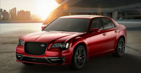 Tak, Chrysler 300C nadal istnieje. Właśnie dostał duże V8