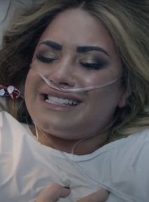 Demi Lovato odgrywa noc swojego przedawkowania w teledysku "Dancing With The Devil"