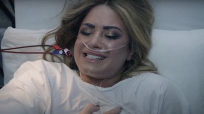 Demi Lovato odgrywa noc swojego przedawkowania w teledysku "Dancing With The Devil"