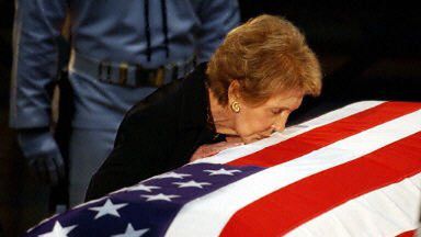 Nancy Reagan całuje trumnę