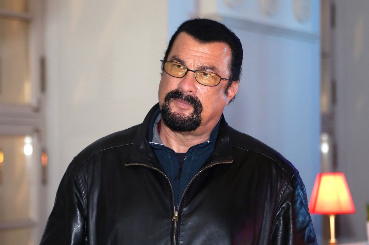 Steven Seagal oskarżony molestowanie i gwałt. "Włożył mi rękę pod bluzkę i złapał się za krocze"