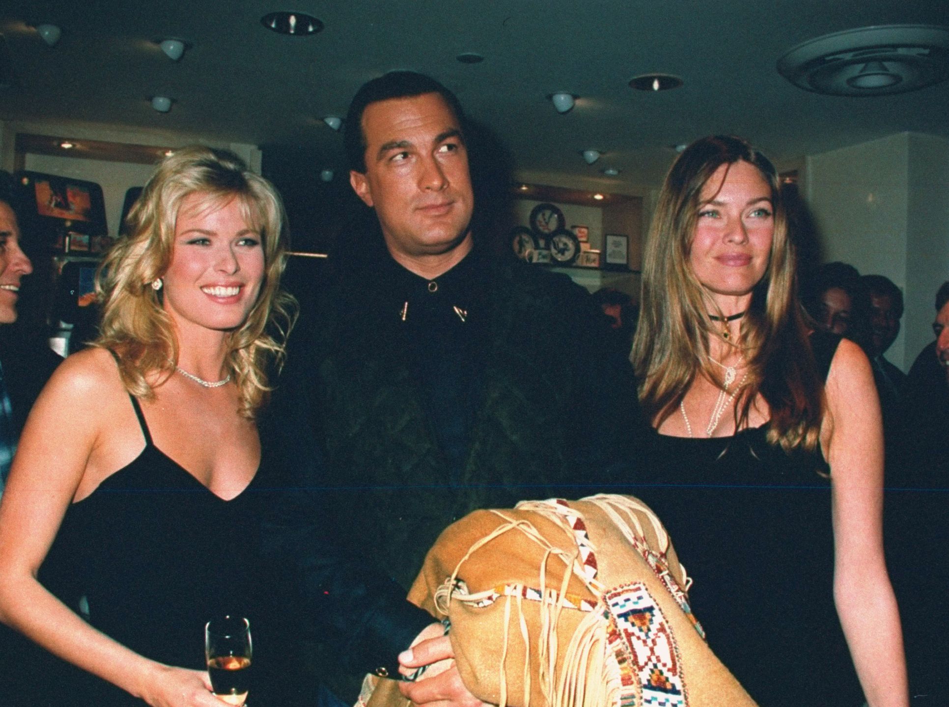 Steven Seagal w towarzystwie modelek: Vendeli (po lewej) i Carol Alt, 1993 r.