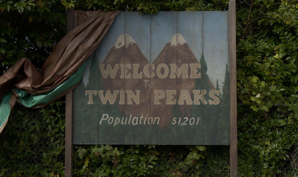 "To się znów dzieje". Twórcy "Twin Peaks" pokazują tajemnicze plakaty