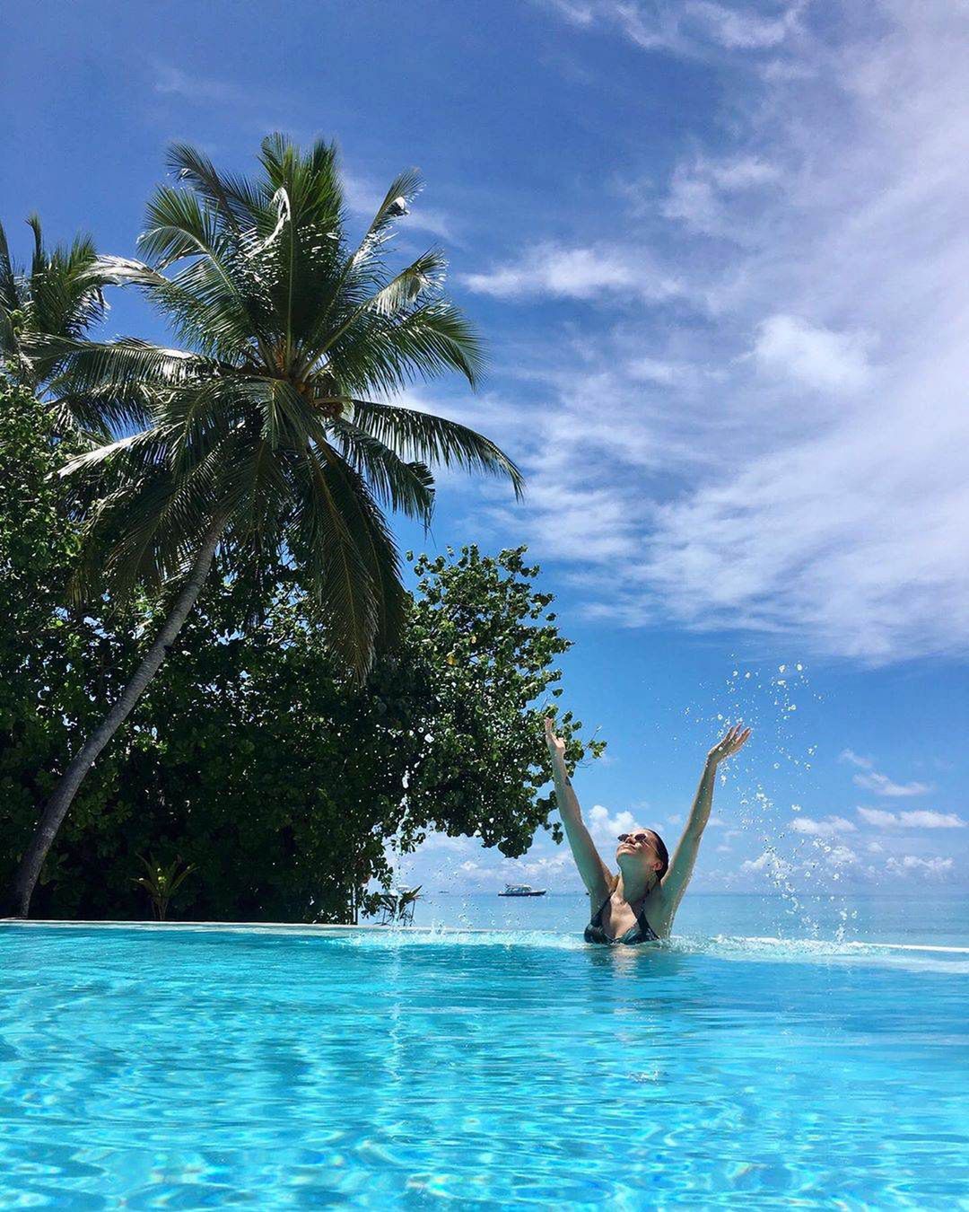 Dominika Gawęda w basenie z widokiem na ocean