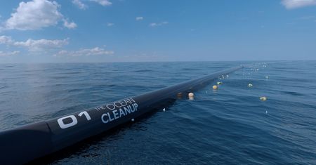 Ogromna maszyna rozpoczyna pracę. Oczyści ocean ze śmieci