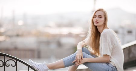 Rurki, boyfriendy czy mom jeans? Sprawdź, które jeansy są najmodniejsze