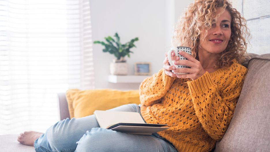 Ażurowy sweter świetnie pasuje do jeansów i tworzy z nimi stylowy, jesienny duet