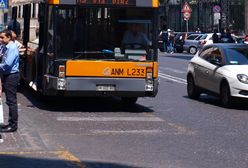 Neapol. Kobieta rodziła w autobusie. Wyrzucono ją, bo nie miała biletu