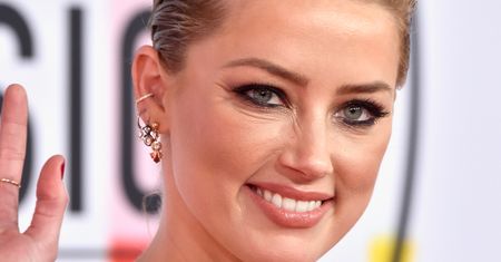 Amber Heard w pozłacanej kreacji na czerwonym dywanie. Odsłoniła nieco ciała