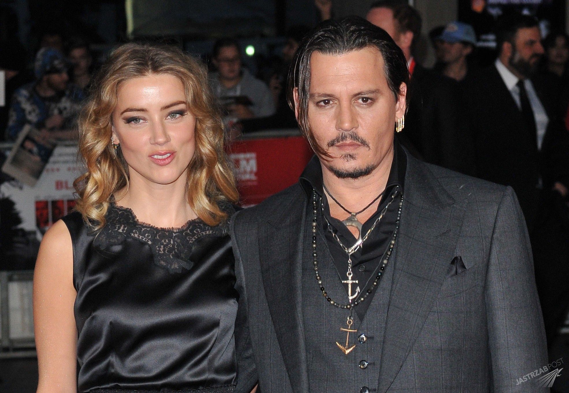 Amber Heard (w sukience Dolce&Gabbana) i Johnny Depp na pokazie filmu "Pakt z diabłem" w Londynie (fot. ONS)