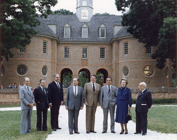 Zdjęcie ze szczytu G7 w 1983 roku. Obecni są politycy odpowiedzialni za przeprowadzenie ćwiczeń Able Archer 83: trzeci od lewej Helmut Kohl, czwarty François Mitterrand, piąty Ronald Reagan, siódma Margaret Thatcher 