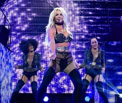 Britney Spears zaliczyła wpadkę na koncercie. Przez 2 minuty występowała z półnagim biustem