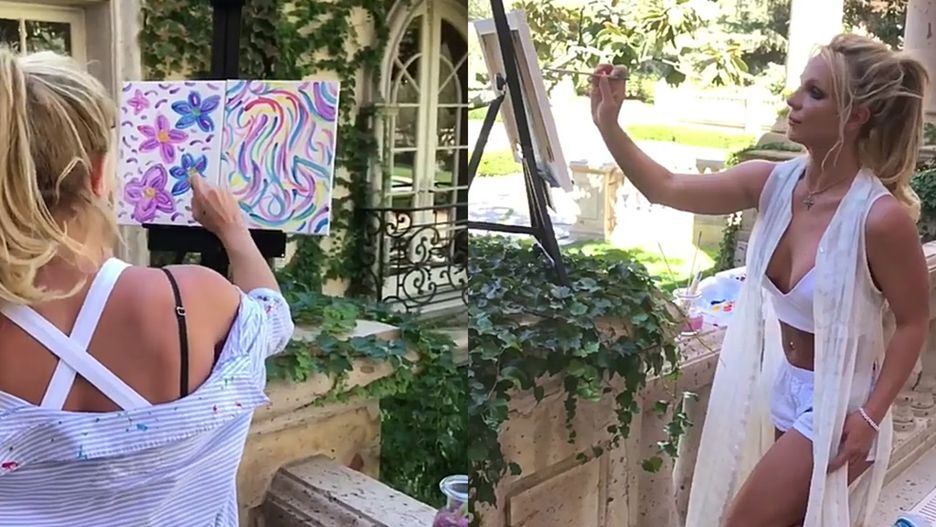 Britney Spears maluje obraz.