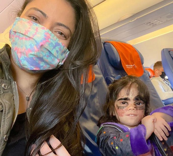 Luna z mamą w trakcie podróży na konsultacje do Rosji