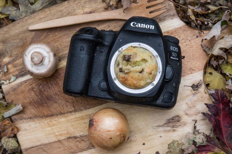 Canon EOS 5D Mark IV posłużył mu za foremkę do babeczki. Dlaczego fotograf wsadził aparat do piekarnika? 1