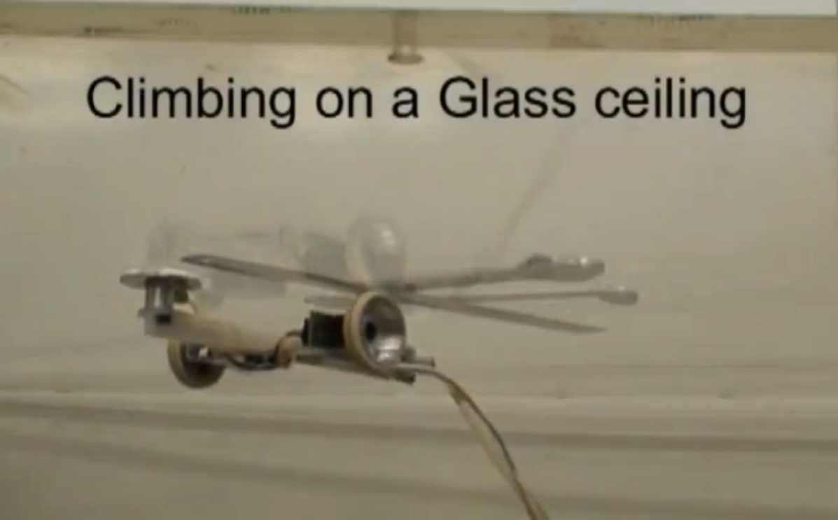 Robot jeżdżący po szklanym suficie