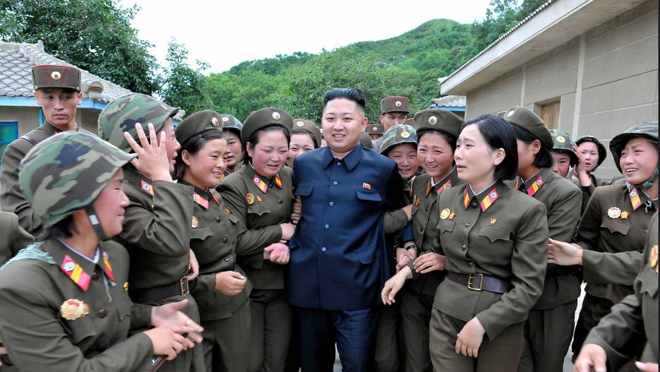 Przywódca Korei Północnej Kim Dzong Un wśród żołnierek i żołnierzy