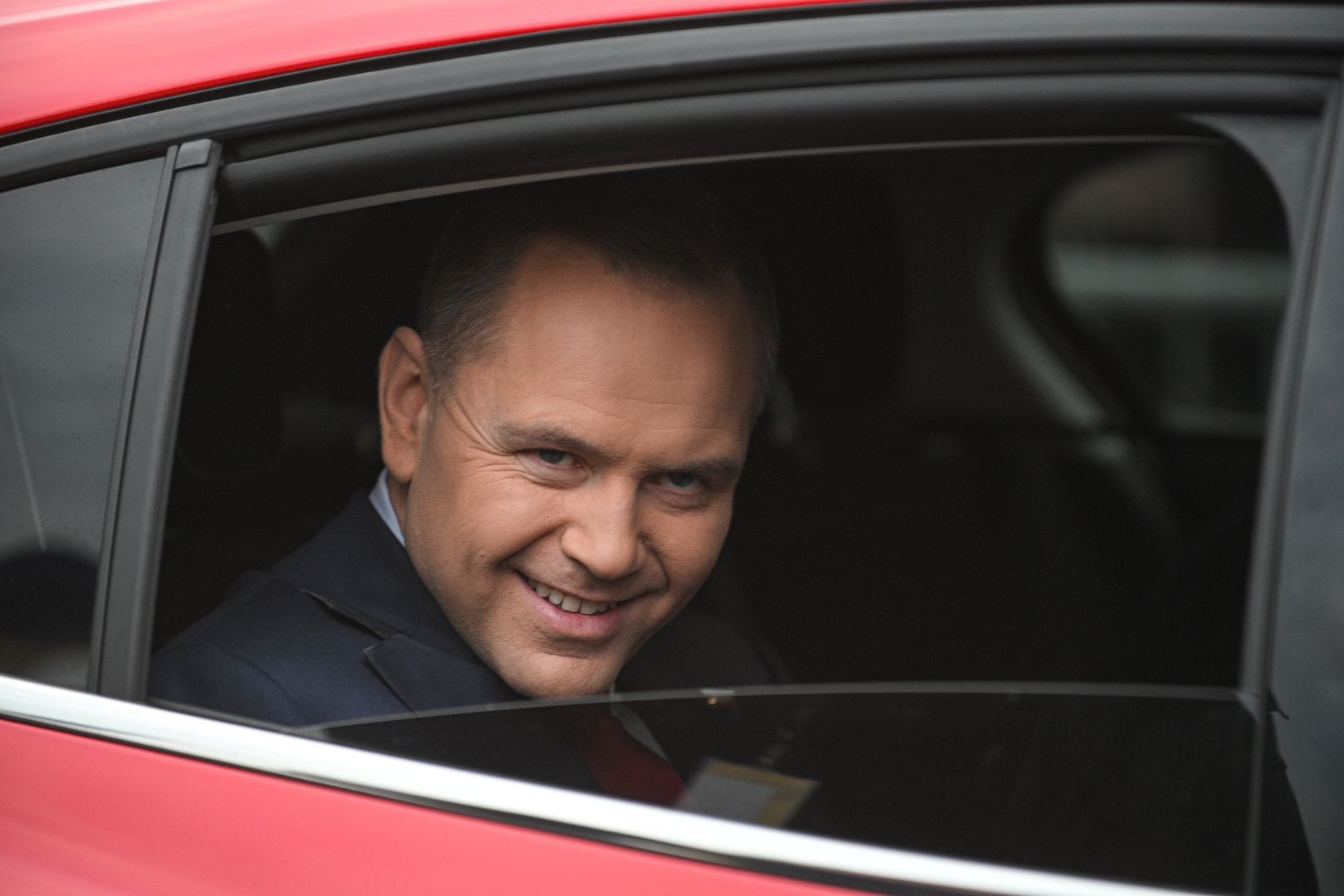 Warszawa, 12.05.2025. Wybory Prezydenta RP 2025 - kampania. Kandydat Komitetu Obywatelskiego w zbliżających się wyborach na fotel prezydenta RP, popierany przez Prawo i Sprawiedliwość prezes Instytutu Pamięci Narodowej Karol Nawrocki przed gmachem TVP w Warszawie, 12 bm. W siedzibie Telewizji Polskiej odbywa się ostatnia przedwyborcza debata kandydatów na prezydenta, transmitowana przez trzy ogólnopolskie stacje ? TVP, TVN i Polsat. (sko) PAP/Marcin Obara