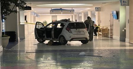 Niecodzienny wypadek na lotnisku. Kierowca wjechał samochodem na terminal