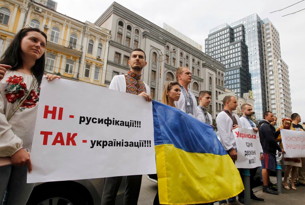 Manifestacja w Kijowie w 2020 roku w obronie języka ojczystego. Hasło: Nie dla rusyfikacji, tak dla ukrainizacji 