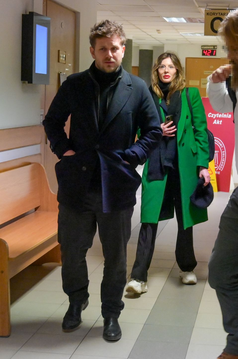 Antoni Królikowski i Izabela opuszczają sąd po usłyszeniu przez aktora wyroku