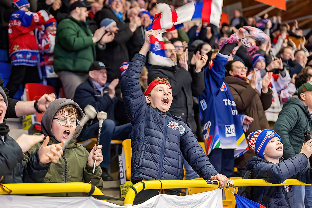 Mnóstwo emocji na lodzie i trybunach. Fotorelacja z meczu KH Energa - Unia Oświęcim