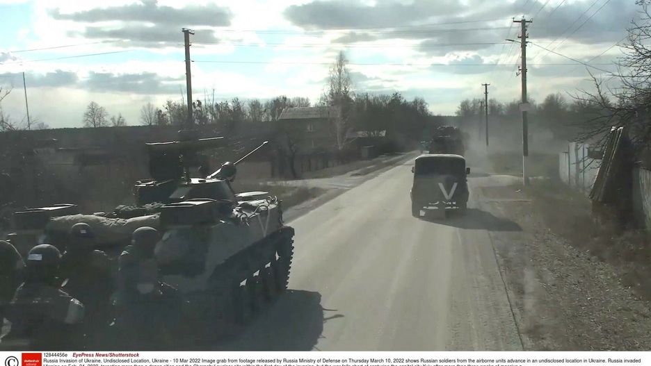 Wojna w Ukrainie - armia rosyjskaMandatory Credit: Photo by EyePress News/Shutterstock (12844456e)  Image grab from footage released by Russia Ministry of Defense on Thursday March 10, 2022 shows Russian soldiers from the airborne units advance in an undisclosed location in Ukraine. Russia invaded Ukraine on Feb. 24, 2022, targeting more than a dozen cities and the Chernobyl nuclear site within the first day of the invasion, but the war falls short of capturing the capital city Kyiv after more than three weeks of massive shelling on military and civilian targets.   Russia Invasion of Ukraine, Undisclosed Location, Ukraine - 10 Mar 2022EyePress News/Shutterstock