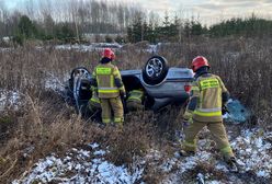 Kierowca BMW dachował w rowie. Prawo jazdy miał od miesiąca