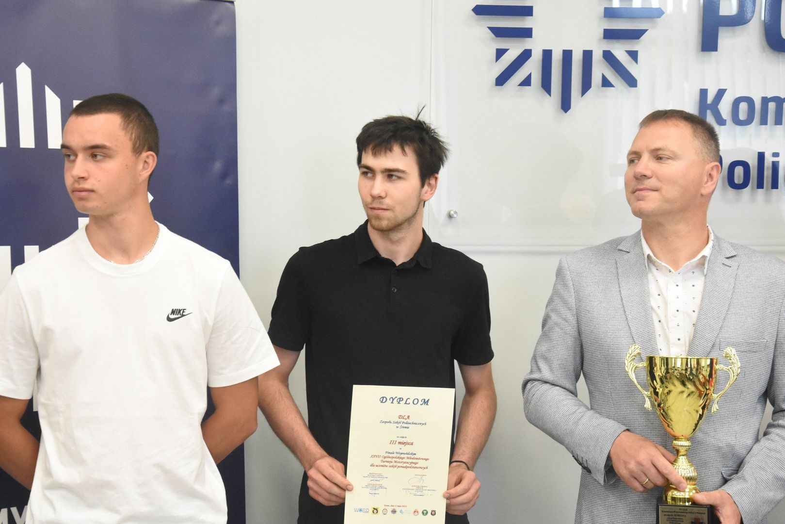 Laureaci wraz z opiekunem grupy, Maciejem Walewskim (z prawej).