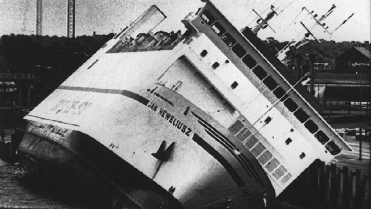 prom Jan Heweliusz
Szwecja, Ystad, 1982. Prom Jan Heweliusz przechyli� si� w porcie w Ystad. Unikn�� zatoni�cia, bo opar� si� o nabrze�e.
fot. PAP/archiwum
PAP
JAN HEWELIUSZ, nabrze�e, pap_20080422_0IE, PORT, portu, PROM, PRZECHYLONY, PRZECHY�, STATEK