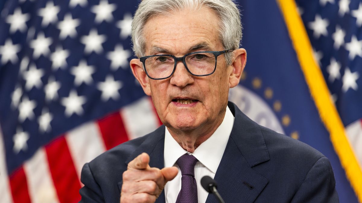 US Federal Reserve Chair Jerome Powell speaks to reporters after the Fed decided to leave interest rates unchanged at the Federal Reserve in Washington, DC, USA, 18 June 2025. President Donald Trump earlier called Powell 'stupid' for not lowering rates. EPA/JIM LO SCALZO Dostawca: PAP/EPA.