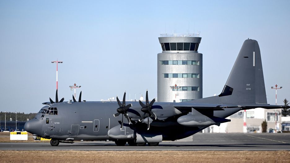 samolot transportowy armii Stan�w Zjednoczonych C-130 Hercules Darek Delmanowiczameryka�skie, armia, granica, granicy, gwarant bezpiecze�stwa, Jasionce, lotnisko, NATO, obrona militarna przed atakiem, ochrona , p�yta lotniska, pomoc, samolot, si�y Stan�w Zjednoczony, sojusz, sojusznicy, sytuacja wok� Ukrainy, traktat p�nocnoatlantycki, traktat waszyngto�ski, transport, w Polsce, wojsko, wsparcie, wzmocnienie si� nato, zbrojne, zwi�kszenie liczby wojsk