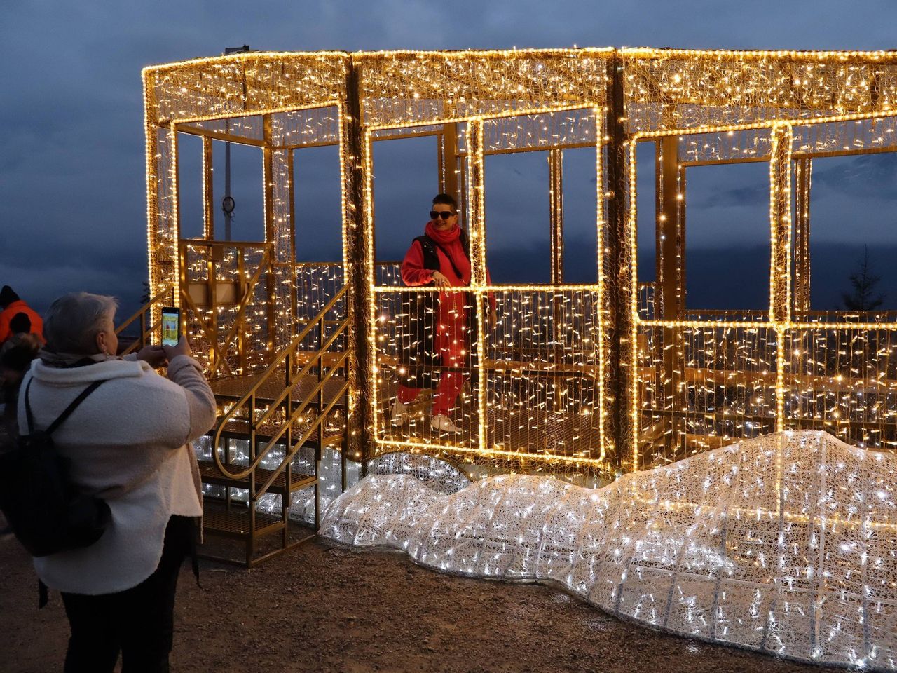 Zakopane: Kraina Światła rozbłysła na Gubałówce. Mnóstwo turystów podziwiało iluminacje z widokiem na ośnieżone Tatry