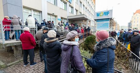 Rejestracja seniorów 70+. Brak terminów. "Boimy się, że nie dożyjemy"