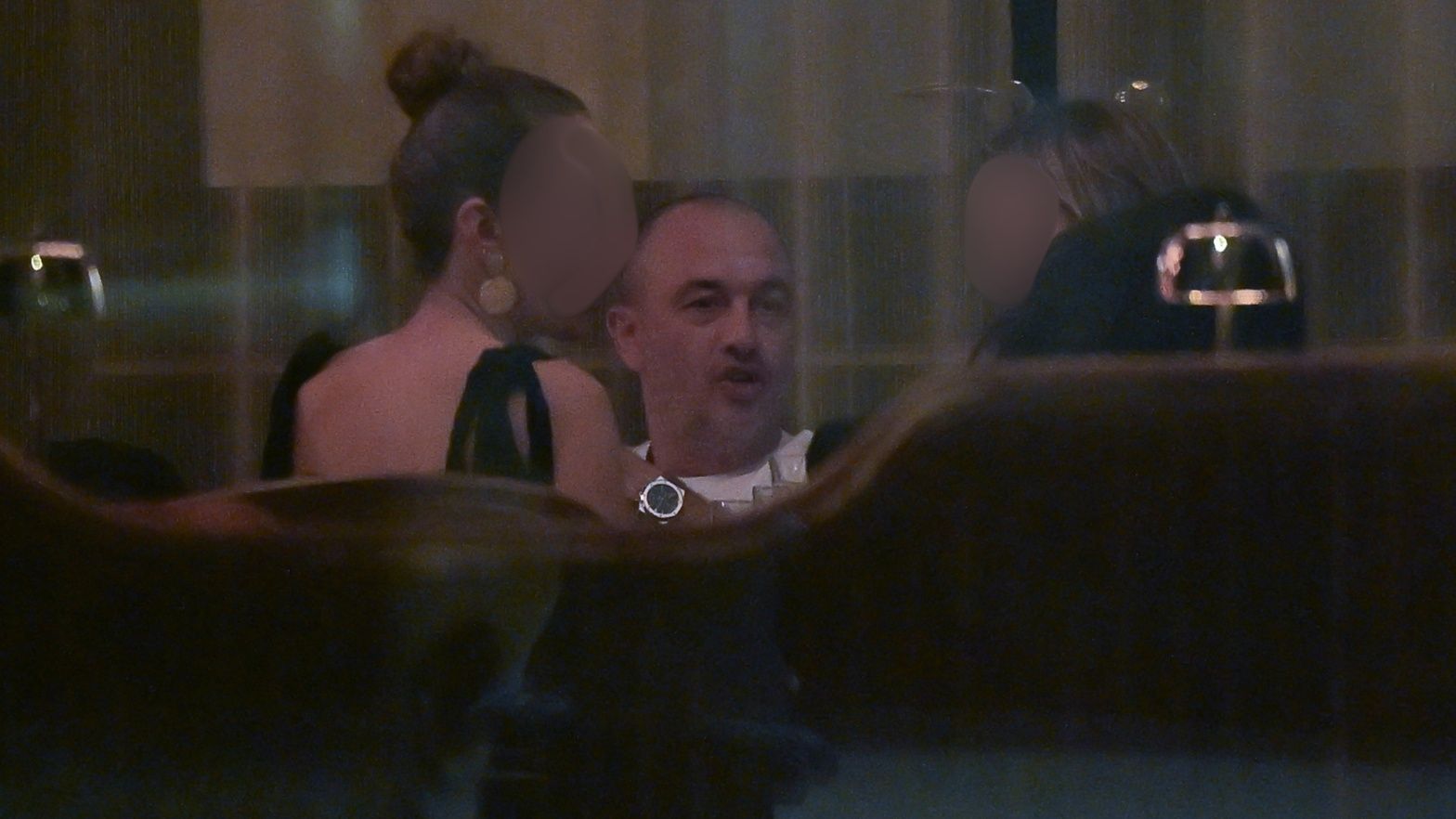 Lefteris Kavoukis baluje z dziewczynami