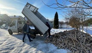 Starszy mężczyzna nie miał czym palić. Wzruszający gest dzielnicowych