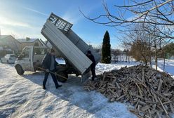 Starszy mężczyzna nie miał czym palić. Wzruszający gest dzielnicowych
