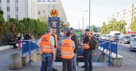 Znowu dym na stacji metra w Warszawie. Na miejscu służby