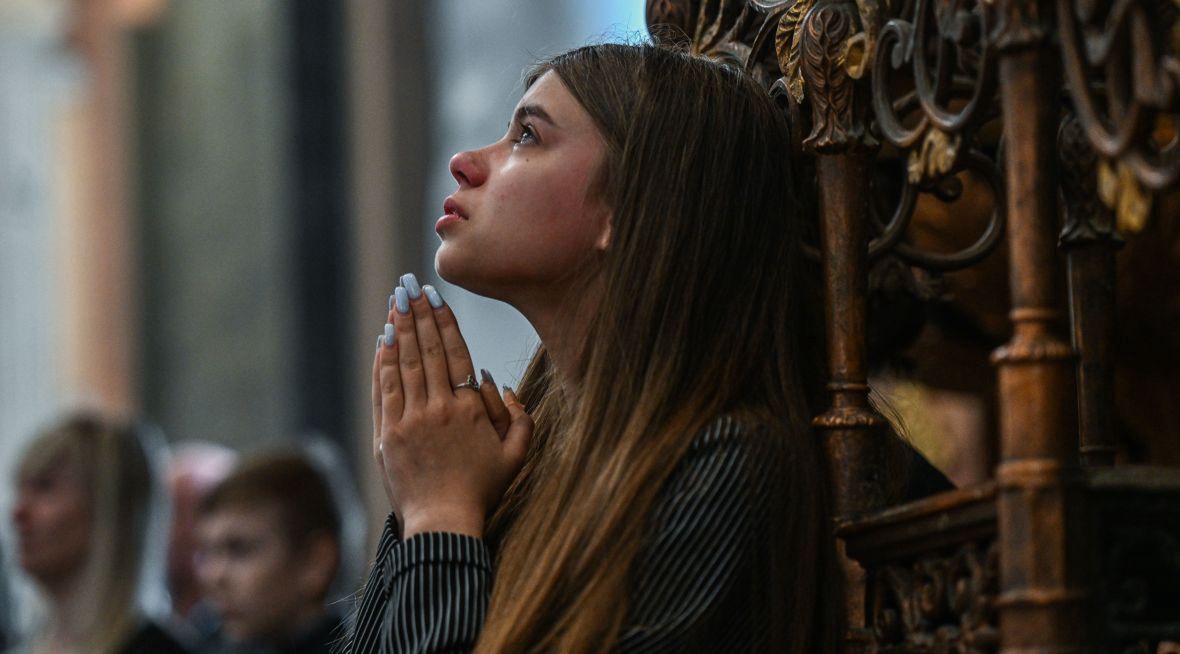 Jednych, tak jak tę Ukrainkę, której krewnego zabili Rosjanie, zło dotyka bezpośrednio. Widmo zagrożenia, że wszystko może się rozpaść odczuwamy jednak również w Polsce