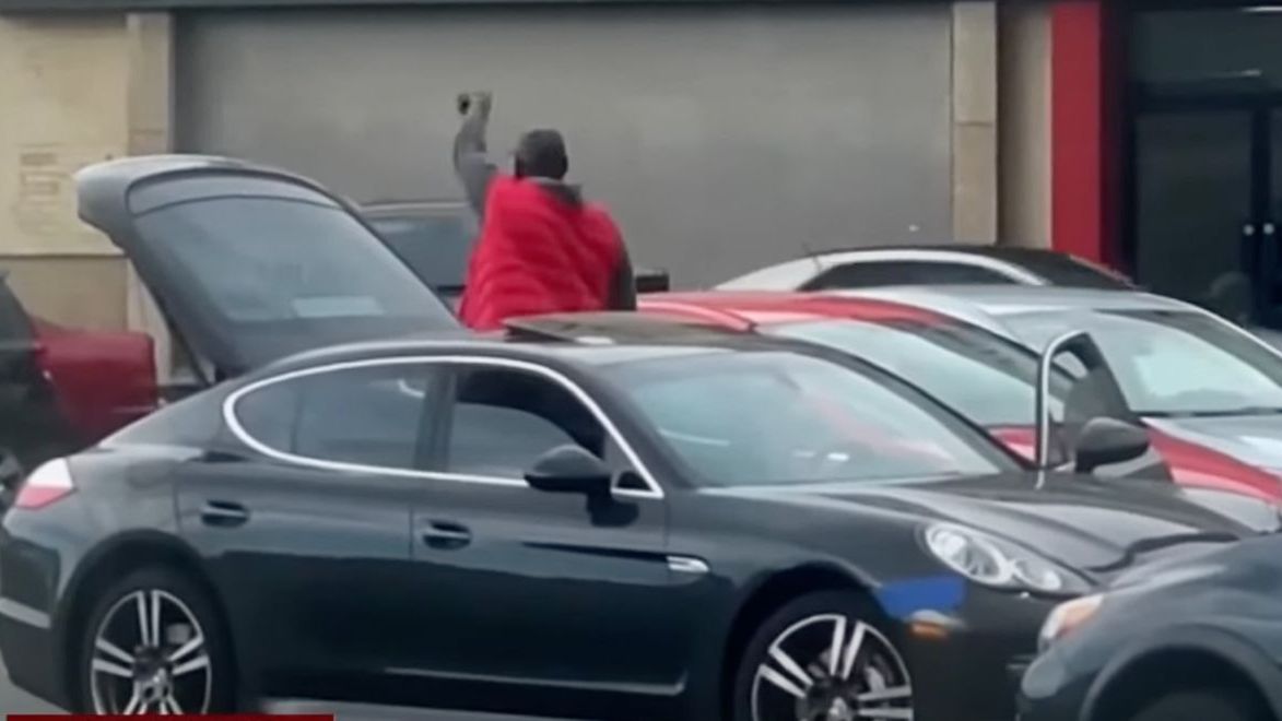 Shawn Kemp. Wymachiwał bronią przed sklepem