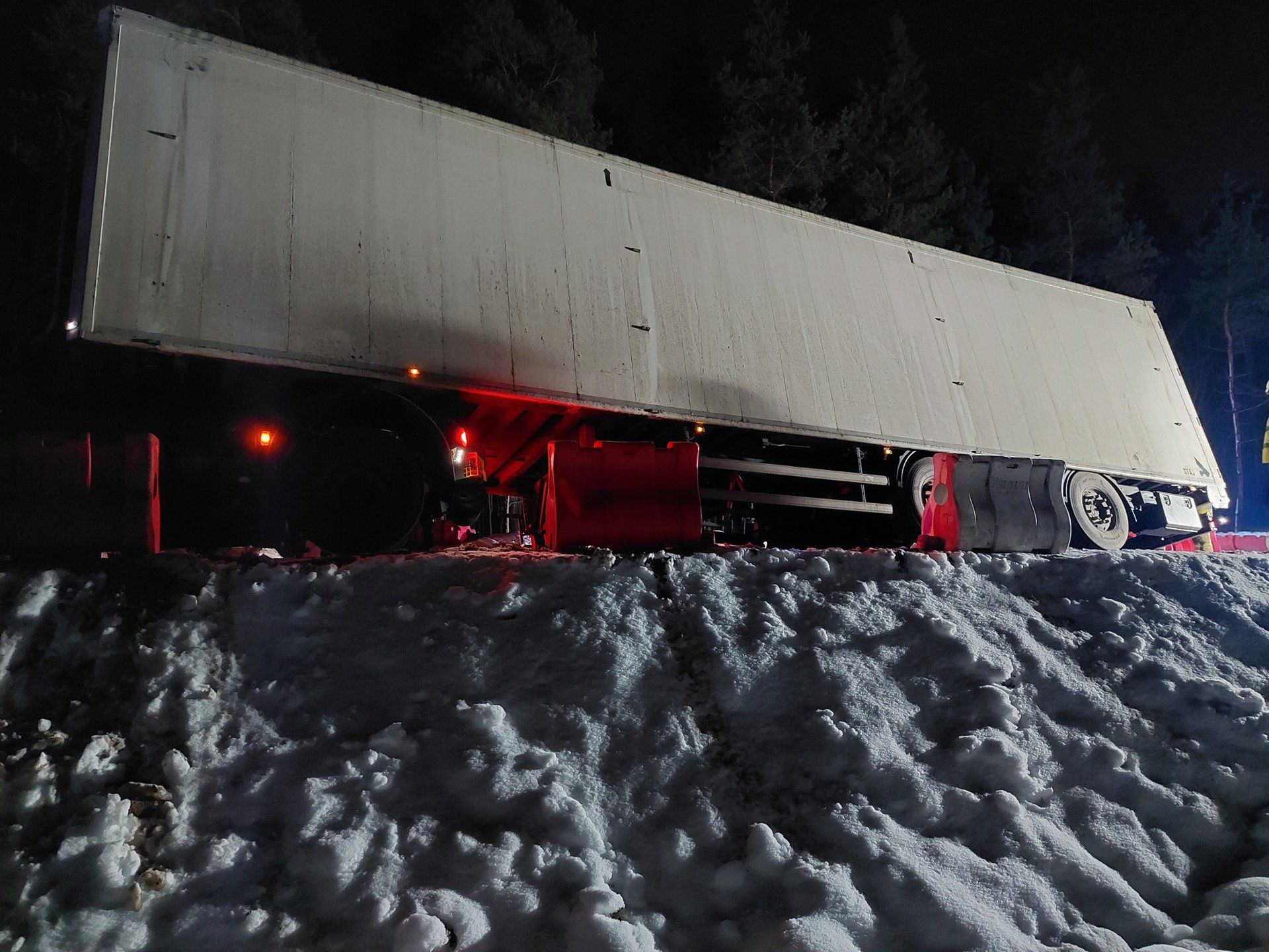 Na DK 55 w Mokrem w powiecie grudziądzkim ciężarówka wypadła z drogi