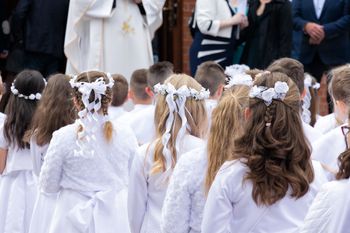 Pierwsza Komunia "na raty". Rodzice z Warszawy grzmią: "łapiemy się za głowę"