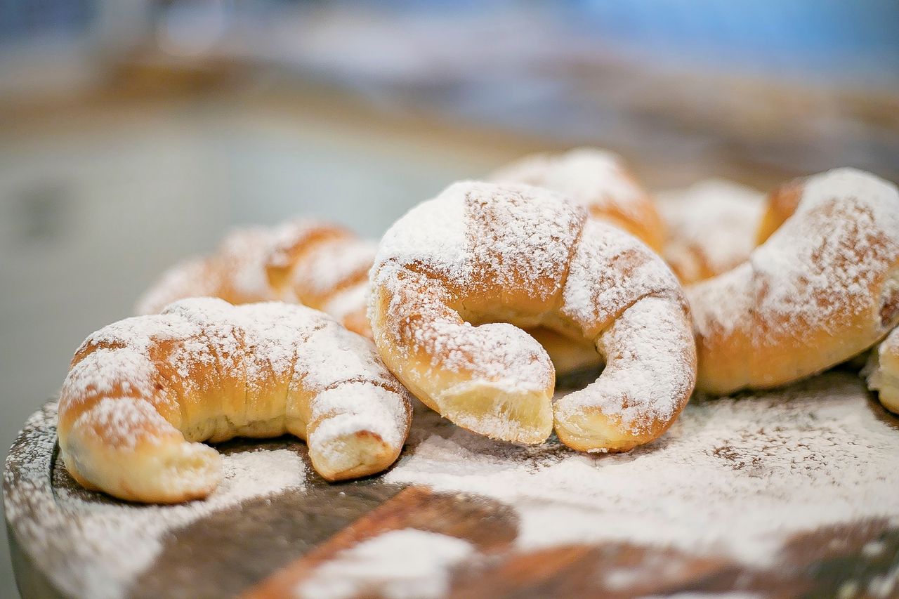 Kruche rogaliki będą smakować jak u babci. Nie zapomnij dodać łyżeczki tego produktu