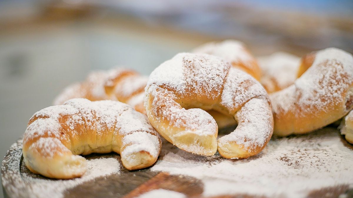 Rogaliki można ozdobić cukrem pudrem. 