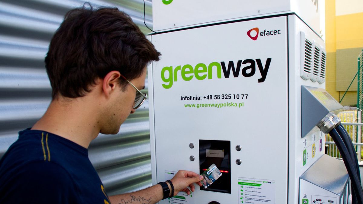 Ładowanie samochodu często wymaga użycia specjalnej karty lub aplikacji na telefonie